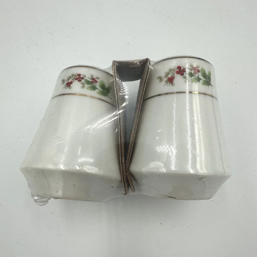 Gibson Design Holly Berry Salt Pepper Shaker Ceramic Gold Trim Christmas Vtg NOS